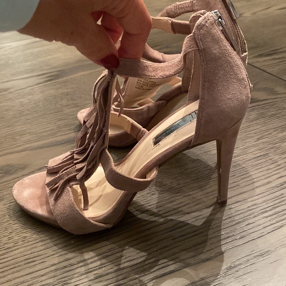 Taupe suede fringe heels with zippers - Picture 6 of 7